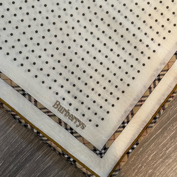 Burberry vintage clean 10/10 with a $400bundle. - Picture 3 of 9